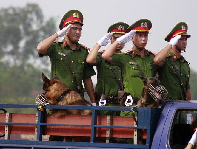 anh ngam dan xe khung chong khung bo bao dong cua cong an ha noi