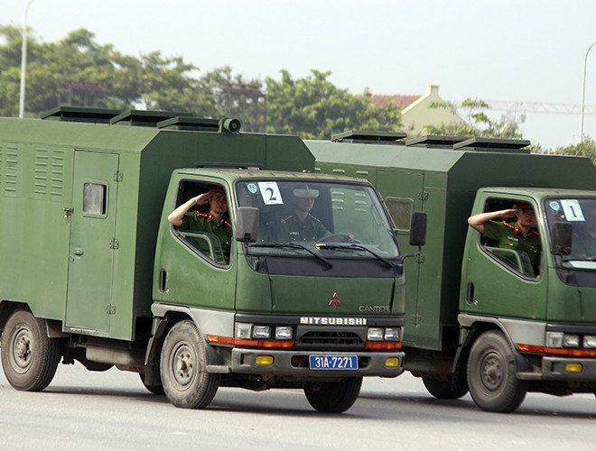 anh ngam dan xe khung chong khung bo bao dong cua cong an ha noi