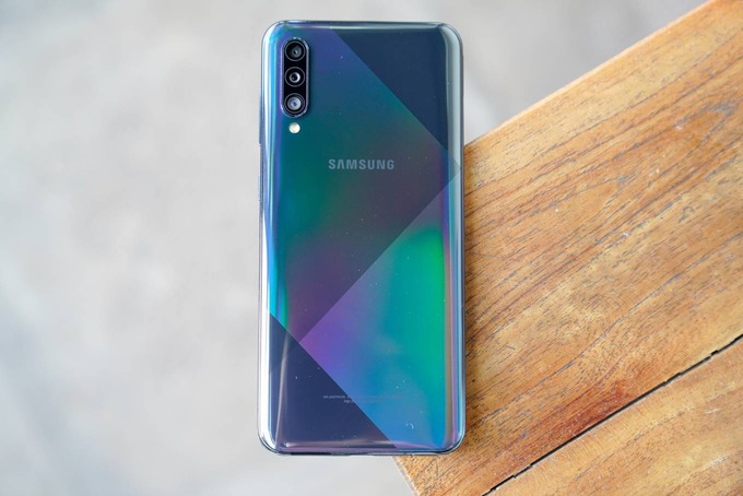 7 smartphone tam trung moi ra mat tai viet nam