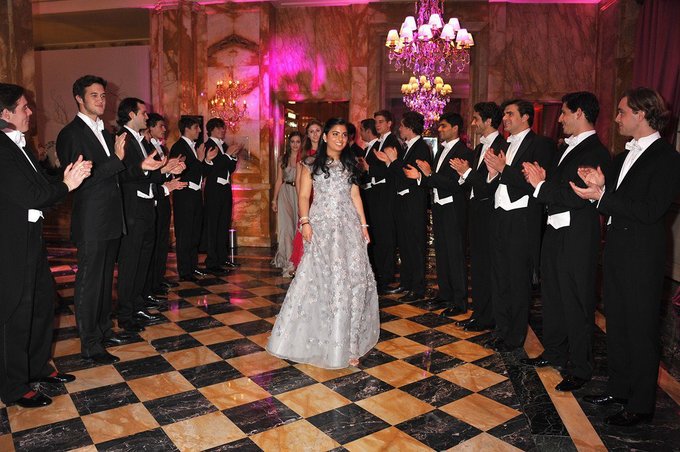 vay ao cua con gai nguoi giau nhat chau a