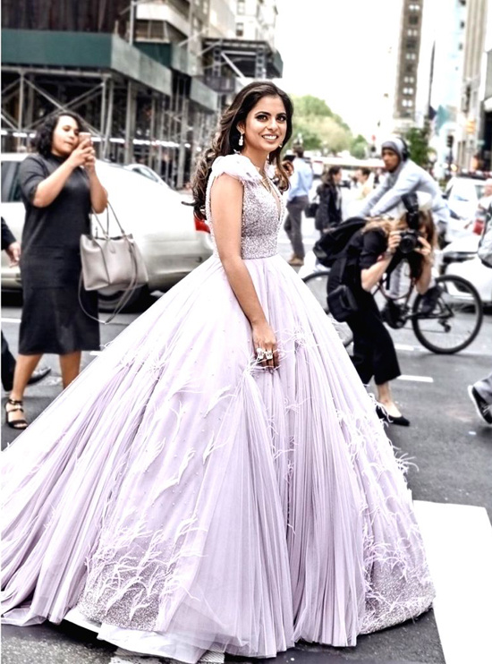 vay ao cua con gai nguoi giau nhat chau a