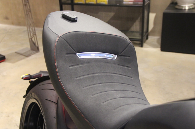 ducati diavel 1260 gia 900 trieu trang bi nhu oto