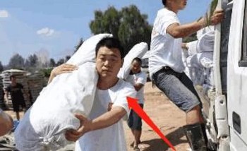 Em trai là triệu phú, anh trai cặm cụi bán hàng rong em trai la trieu phu anh trai cam cui ban hang rong