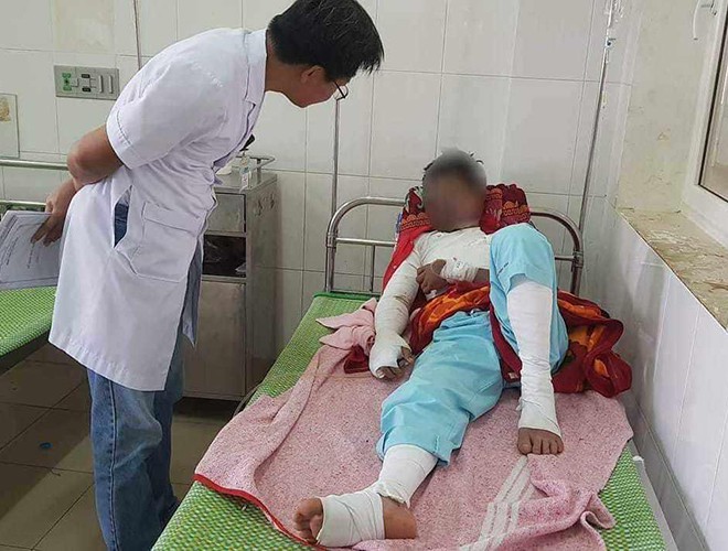 anh nguy hiem chet nguoi cua viec dung dien thoai khi sac