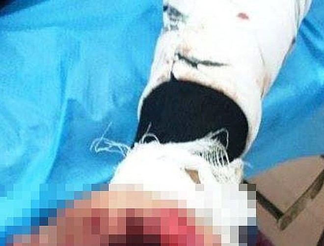 anh nguy hiem chet nguoi cua viec dung dien thoai khi sac