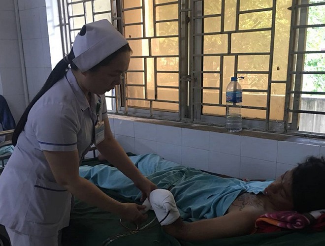 anh nguy hiem chet nguoi cua viec dung dien thoai khi sac