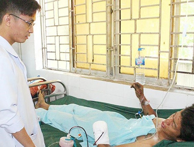 anh nguy hiem chet nguoi cua viec dung dien thoai khi sac