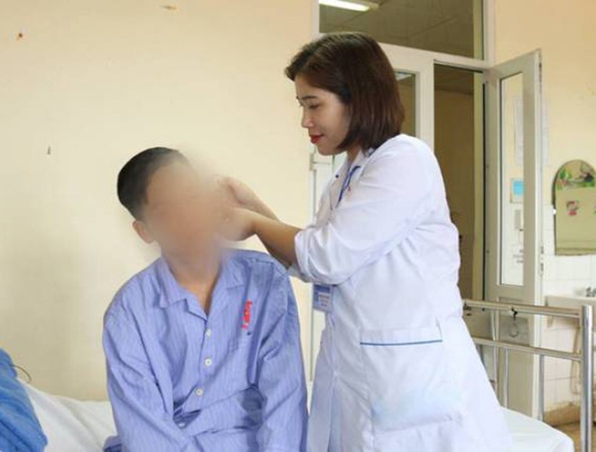 anh nguy hiem chet nguoi cua viec dung dien thoai khi sac