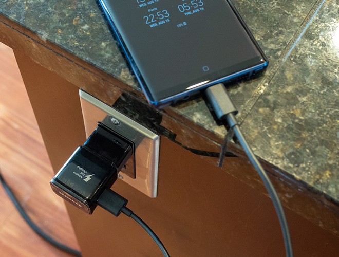 anh nguy hiem chet nguoi cua viec dung dien thoai khi sac