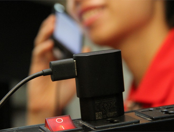 anh nguy hiem chet nguoi cua viec dung dien thoai khi sac