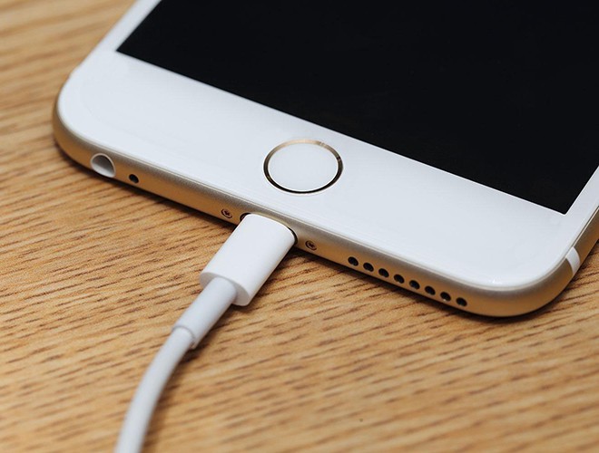 anh nguy hiem chet nguoi cua viec dung dien thoai khi sac