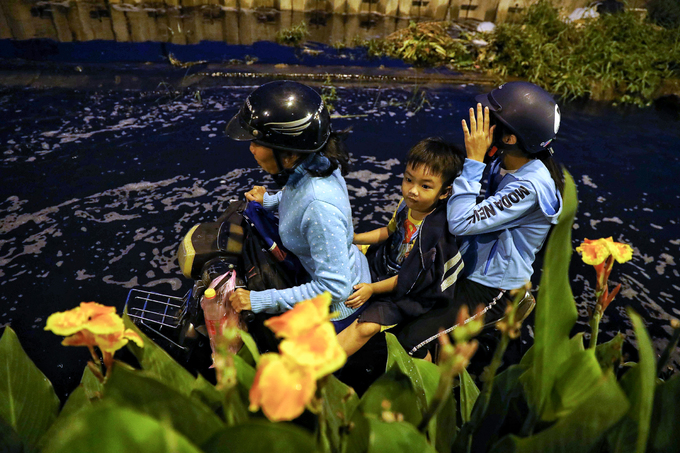 hoc sinh sai gon den truong tren duong ngap nuoc
