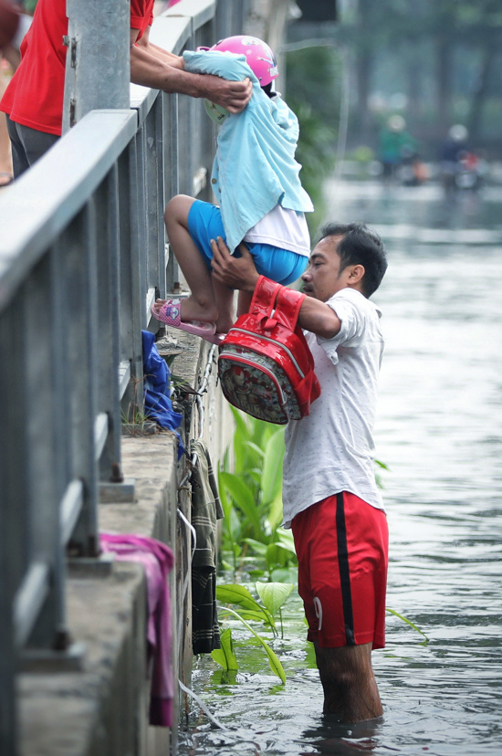 hoc sinh sai gon den truong tren duong ngap nuoc