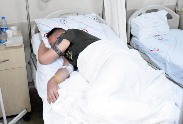 du khach nuot voi nhan kim cuong gan 1 ty dong hong de phi tang