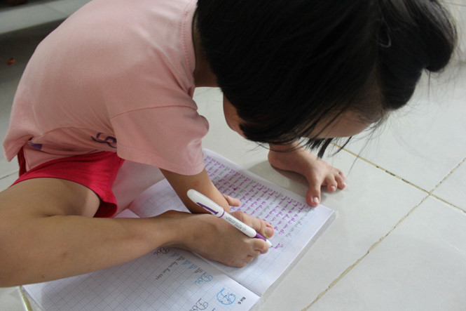 be linh khong tay hoc xuat sac viet chu cuc dep voi uoc mo lam co giao