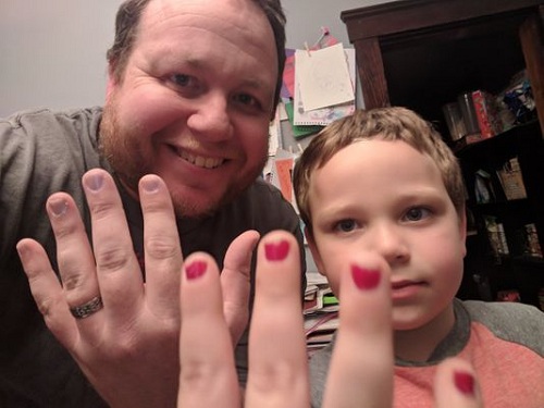 ong bo son mong tay de bao ve con trai bi bat nat