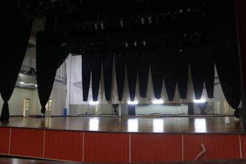 nha hat huyen hon 100 ty dap chieu bat ngo nguyen nhan