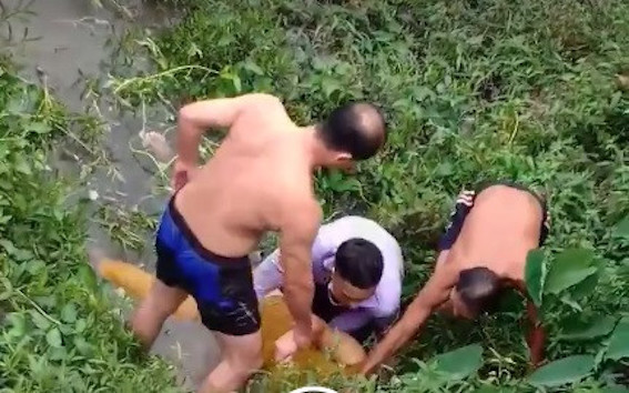 di dam cuoi trung ta cong an nhay xuong song cuu co gai tu tu