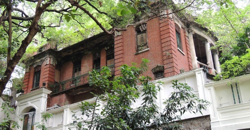 cau chuyen dang sau nhung ngoi nha ma am rung ron chau a