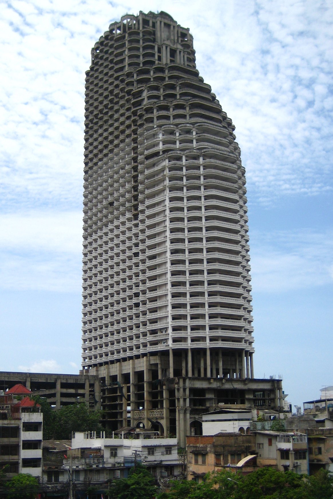 cau chuyen dang sau nhung ngoi nha ma am rung ron chau a
