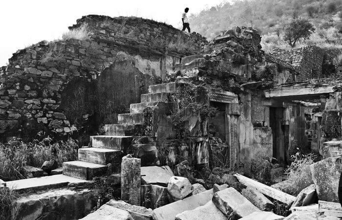 cau chuyen dang sau nhung ngoi nha ma am rung ron chau a