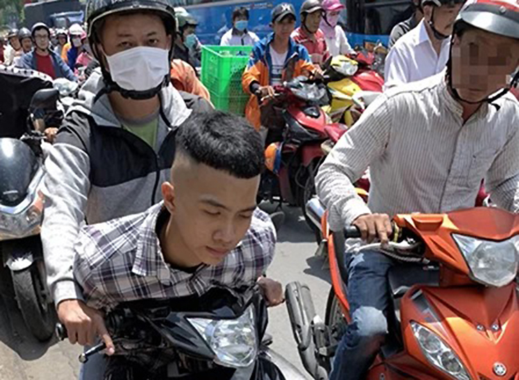 Hai tên cướp bị đặc nhiệm đạp ngã hai ten cuop bi dac nhiem dap nga