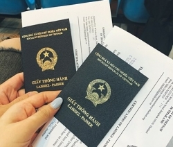 nu du khach hoi tiec vi khong xem lai anh chup