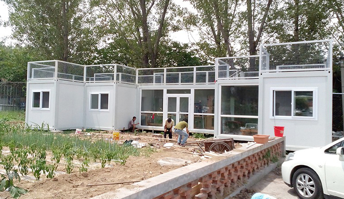 nguoi dan ong lam biet thu container tang vo