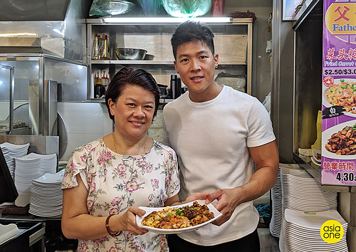 Chàng bán quầy ăn đường phố "gây sốt" vì đẹp trai chang ban quay an duong pho gay sot vi dep trai