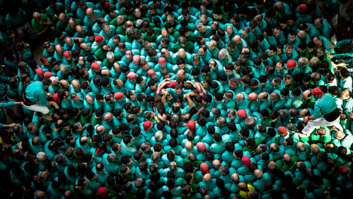 Nghệ thuật xây tháp người cao ngang tòa nhà 3 tầng nghe thuat xay thap nguoi cao ngang toa nha 3 tang