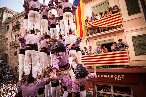 Nghệ thuật xây tháp người cao ngang tòa nhà 3 tầng nghe thuat xay thap nguoi cao ngang toa nha 3 tang