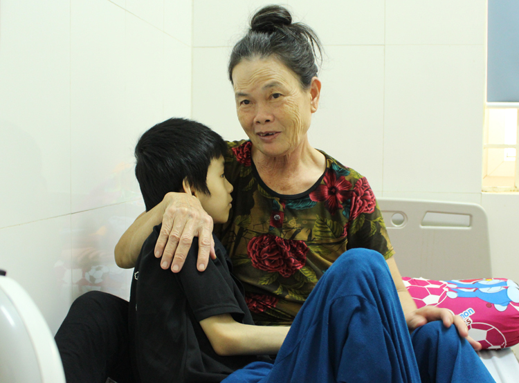 Vợ chồng nông dân 11 năm nuôi con người lạ vo chong nong dan 11 nam nuoi con nguoi la