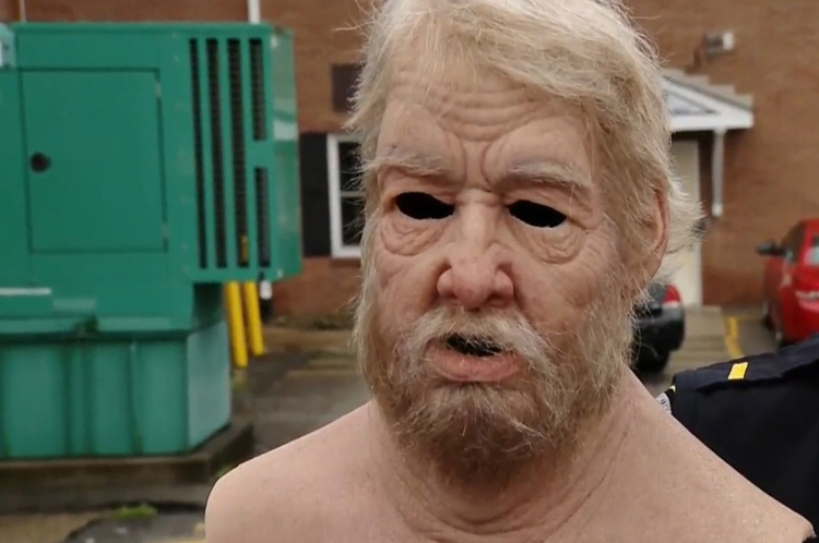 Nghi phạm đeo mặt nạ, giả làm ông già để lừa cảnh sát nghi pham deo mat na gia lam ong gia de lua canh sat