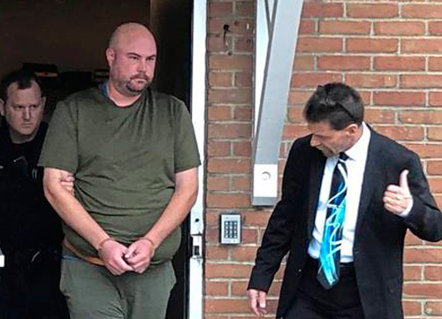 Nghi phạm đeo mặt nạ, giả làm ông già để lừa cảnh sát nghi pham deo mat na gia lam ong gia de lua canh sat