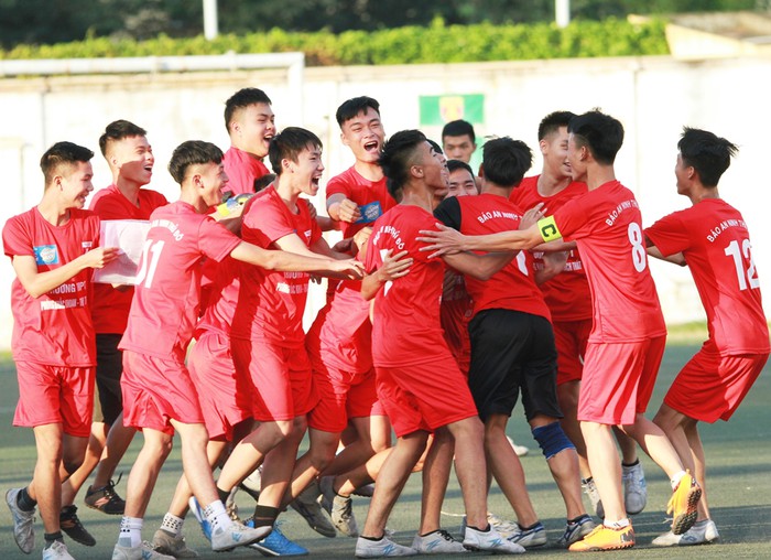 duong kim vo dich va a quan cung tien vao vong 116