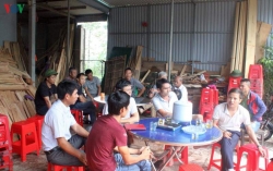 bi bat vi dua nguoi ra nuoc ngoai trai phep voi gia gan 1 ty dong