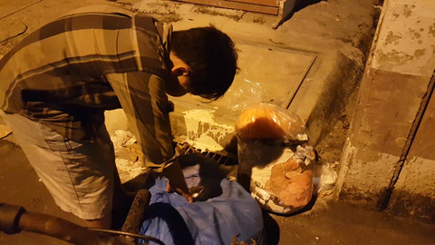 cau be 9 tuoi xuyen dem sai gon nhat ve chai de phu me