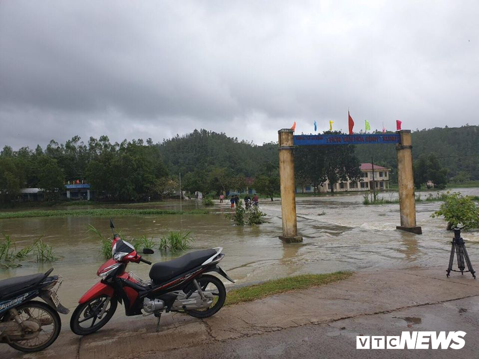 trieu cuong phu qua mai nha dan phu yen thao chay trong dem