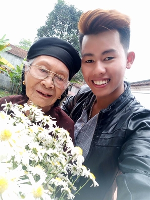 rung dong voi nhung buc anh cua chang trai danh ca thanh xuan chup ba ngoai 100 tuoi