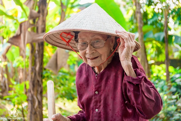 rung dong voi nhung buc anh cua chang trai danh ca thanh xuan chup ba ngoai 100 tuoi