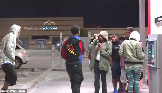 rut 10 usd duoc 100 usd dan do xo ra cay atm lay tien