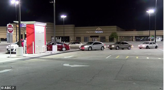 rut 10 usd duoc 100 usd dan do xo ra cay atm lay tien