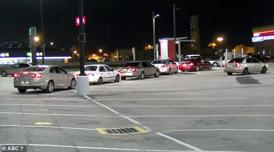 rut 10 usd duoc 100 usd dan do xo ra cay atm lay tien