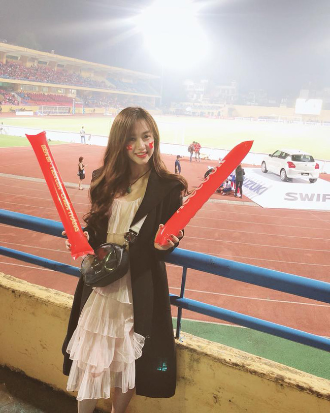 Nhan sắc xinh đẹp của 4 nữ CĐV nổi như cồn khi đi xem AFF Cup nhan sac xinh dep cua 4 nu cdv noi nhu con khi di xem aff cup