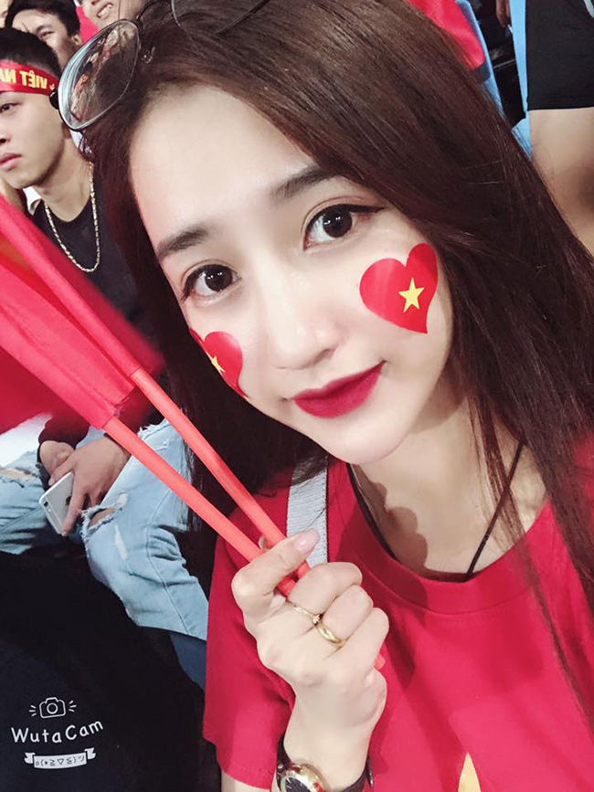 Nhan sắc xinh đẹp của 4 nữ CĐV nổi như cồn khi đi xem AFF Cup nhan sac xinh dep cua 4 nu cdv noi nhu con khi di xem aff cup