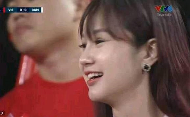 Nhan sắc xinh đẹp của 4 nữ CĐV nổi như cồn khi đi xem AFF Cup nhan sac xinh dep cua 4 nu cdv noi nhu con khi di xem aff cup