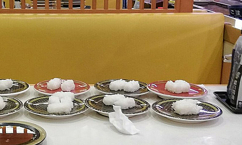 Thực khách ăn hết thịt cá, bỏ cơm trong sushi thuc khach an het thit ca bo com trong sushi