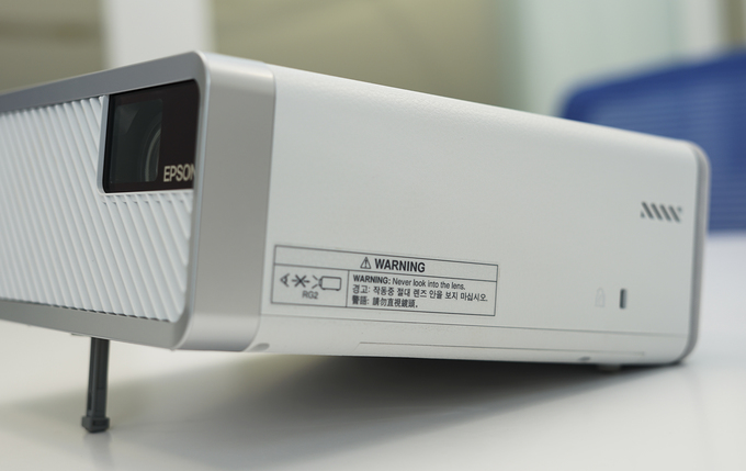 may chieu laser 3lcd nho nhat the gioi