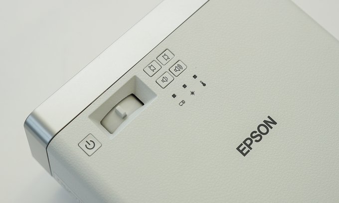 may chieu laser 3lcd nho nhat the gioi