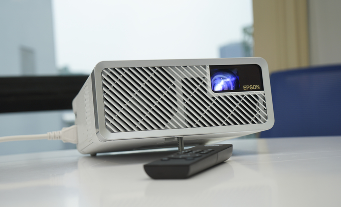 may chieu laser 3lcd nho nhat the gioi